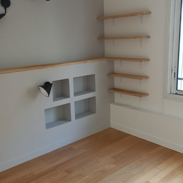 Aménagement mural avec niches et étagères bois