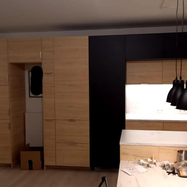 Cuisine moderne en bois clair et noir mat