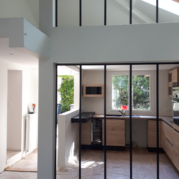 Cuisine séparée par une verrière type atelier