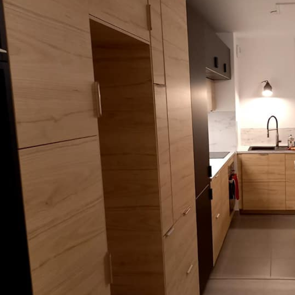 Cuisine bois et noir avec crédence effet marbre