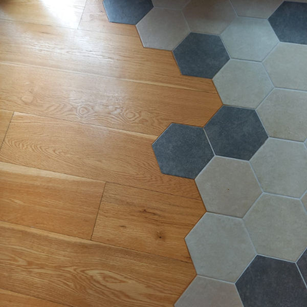 Pose de carrelage hexagonal et parquet bois