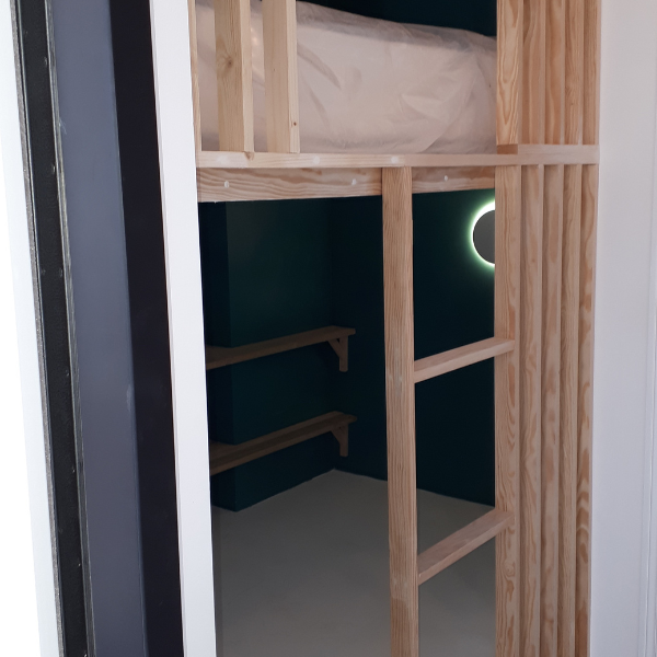 Lit en mezzanine avec rangements et échelle en bois