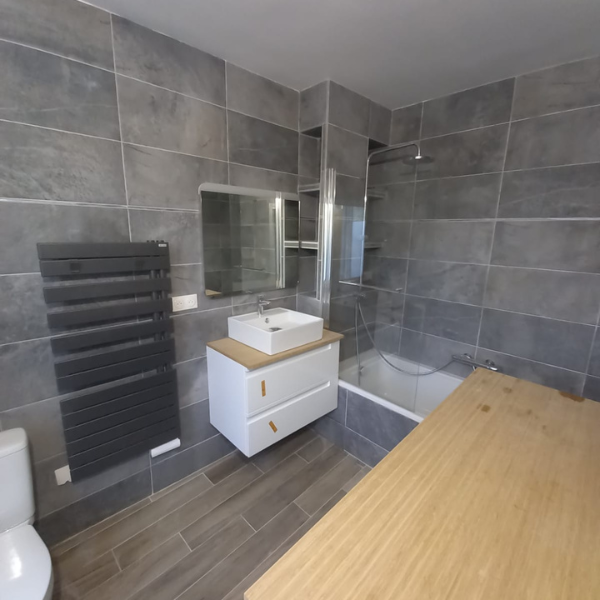 Salle de bain contemporaine avec carrelage gris et bois