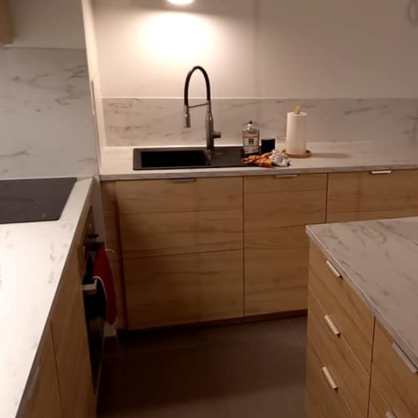 Cuisine équipée avec évier noir et robinet design