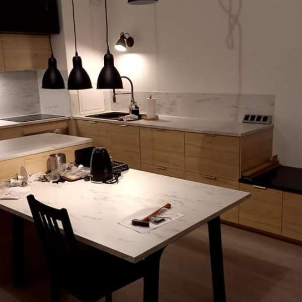 Cuisine ouverte avec îlot central et suspensions noires