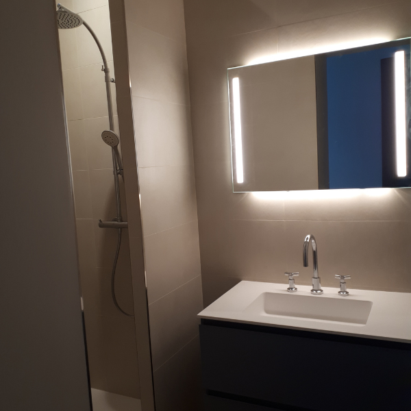 Salle d’eau moderne avec miroir LED et douche à l’italienne