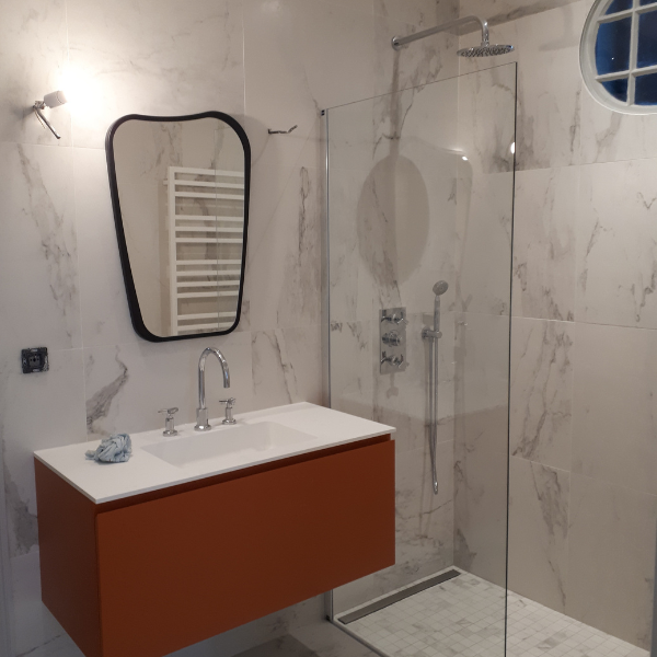 Salle de bain au design moderne avec douche et meuble orange